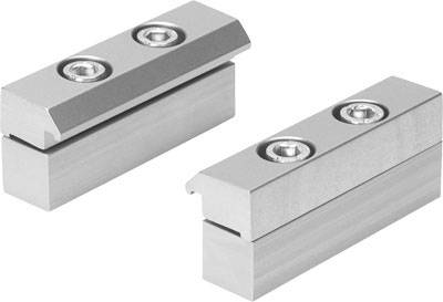 Zwei silberne Metallblöcke mit eingelassenen Schrauben, die als Verbindungsteile in technischen Anwendungen dienen können.