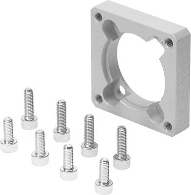 Ein silberner Montageblock neben sieben Schrauben. Der Block hat vier Löcher zur Befestigung, passend für die Schrauben.