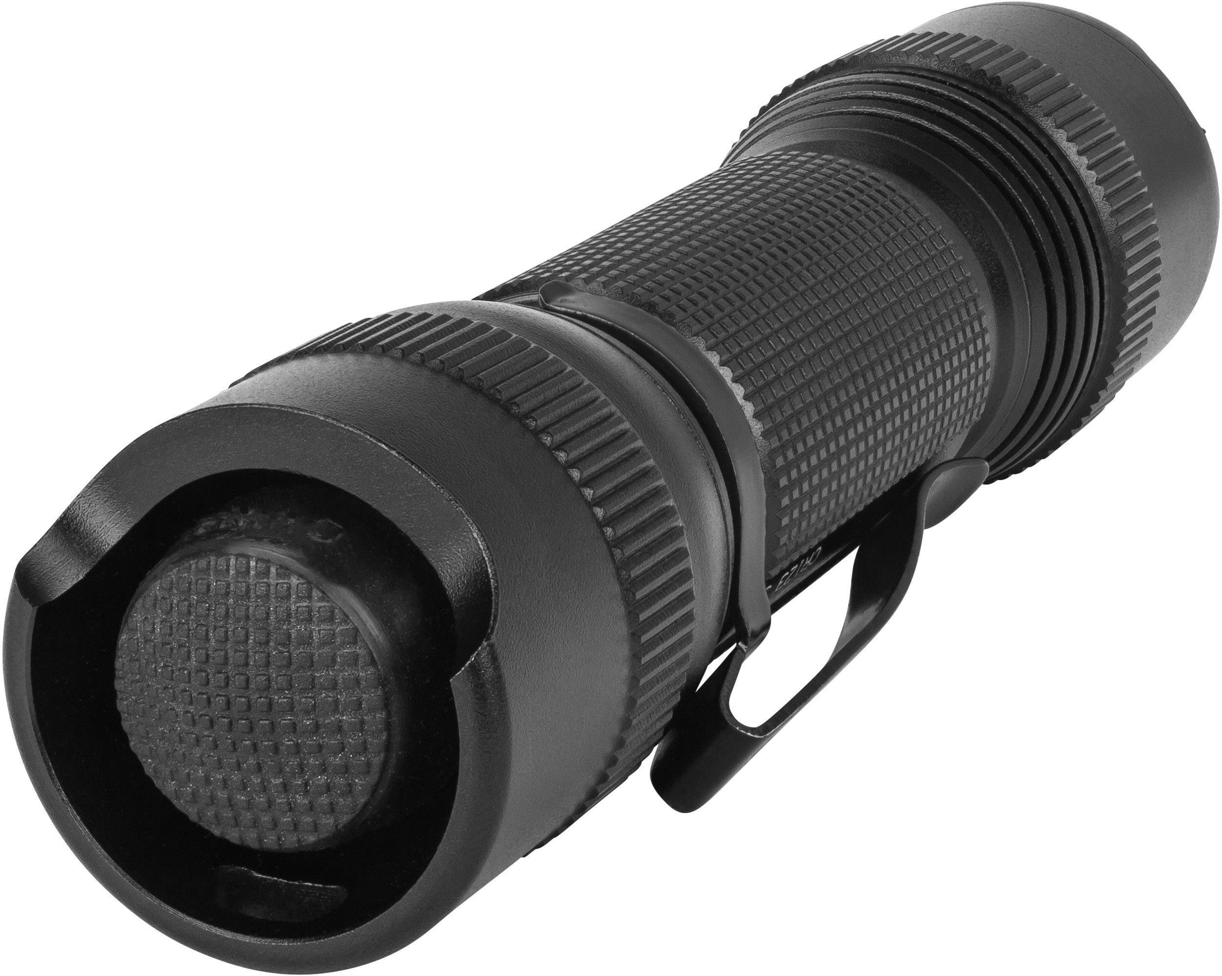 Schwarze Taschenlampe mit geriffelter Oberfläche und Clip an der Seite, liegend in Schrägansicht, zeigt den Druckknopf am Ende.