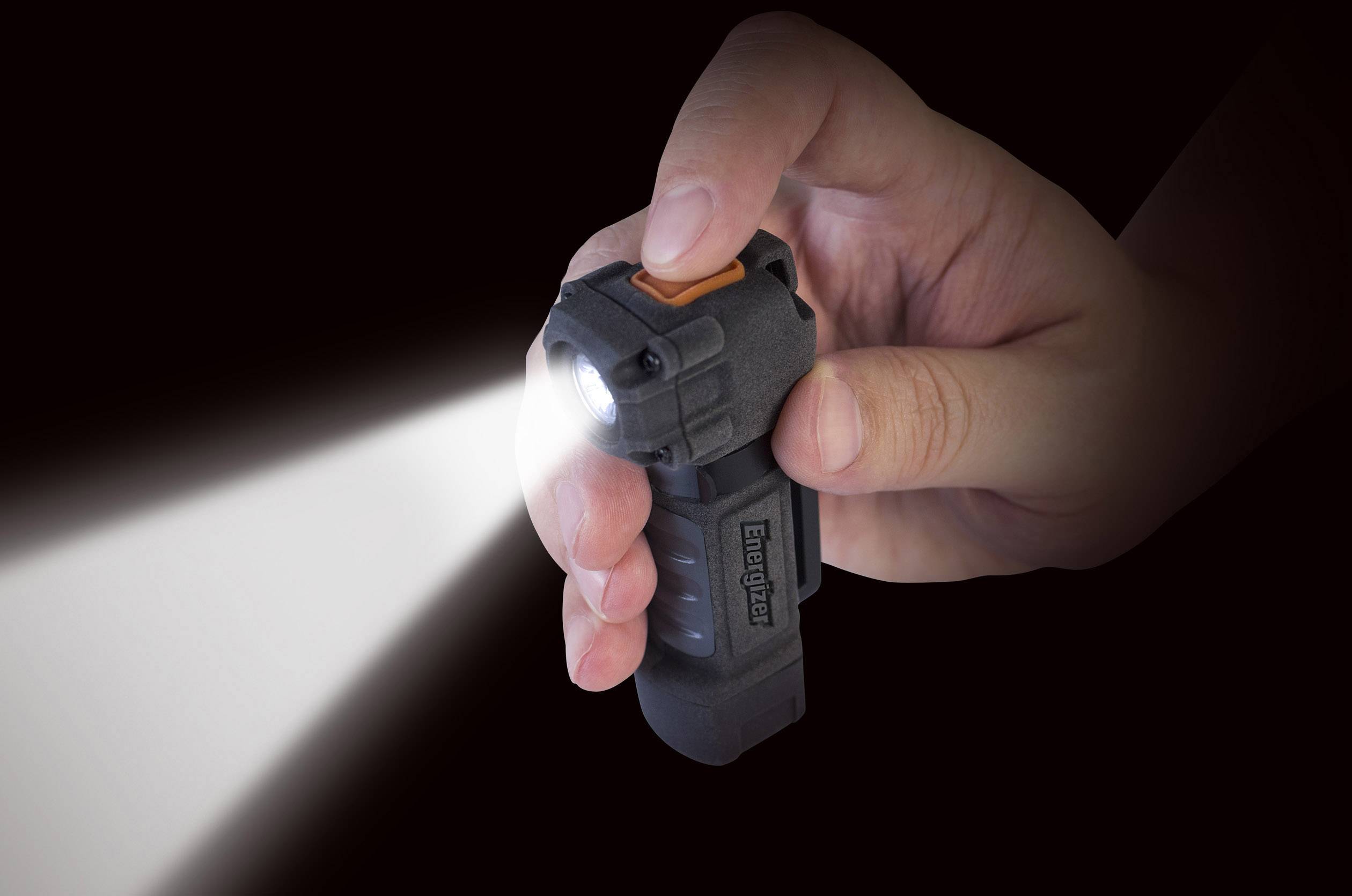 Eine Hand hält eine leuchtende Taschenlampe, die einen Lichtstrahl ausstrahlt. Die Umgebung ist dunkel, was das Licht betont.