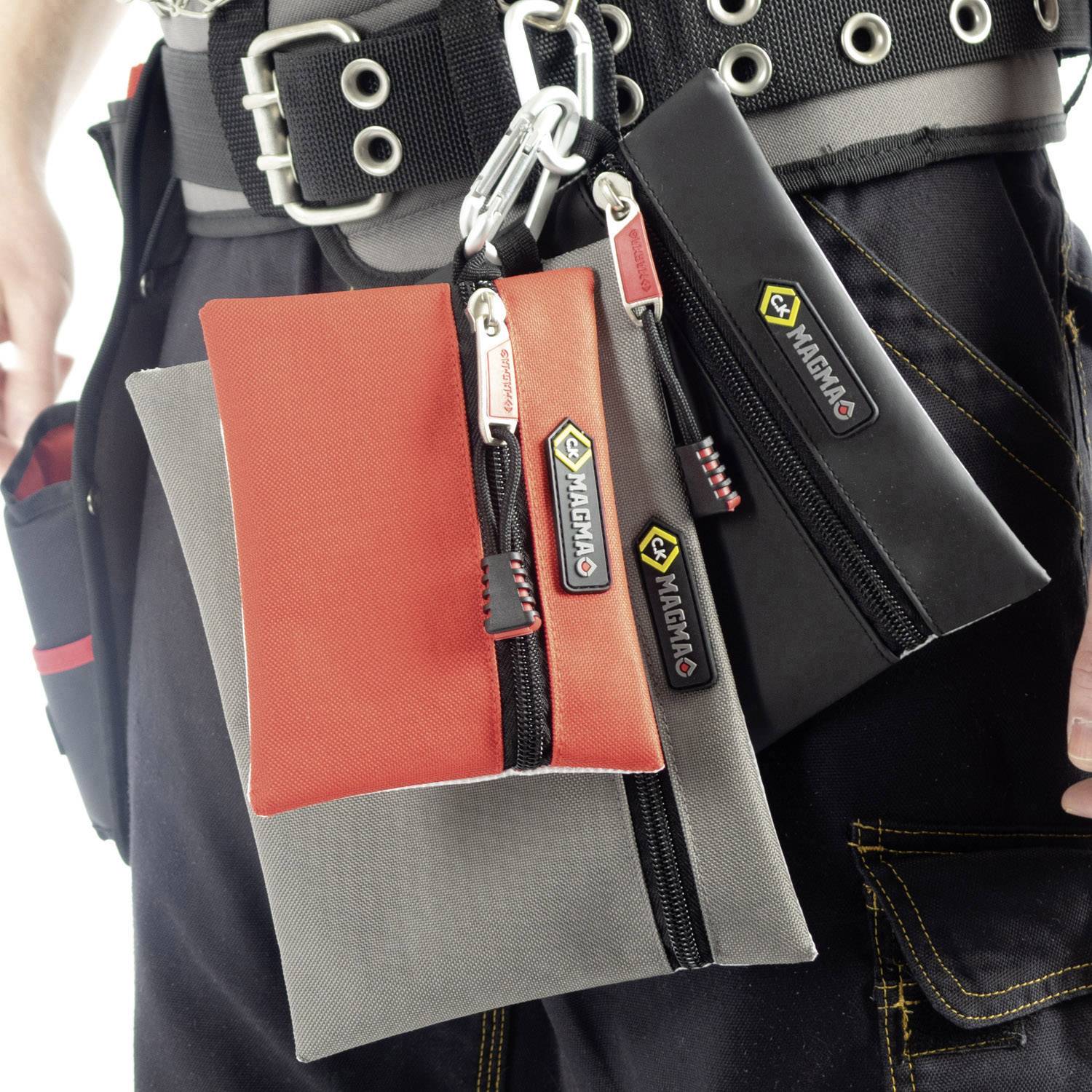 Abgebildet ist ein Werkzeuggürtel mit mehreren Taschen, an dem verschiedene Ausrüstungsgegenstände hängen. Der Fokus liegt auf den Taschen.