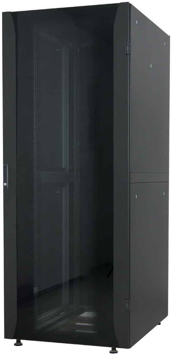 Schwarzer Server-Rack-Schrank mit Glastür, stehend in einem Raum. Geeignet für die Unterbringung von IT-Komponenten in Rechenzentren.