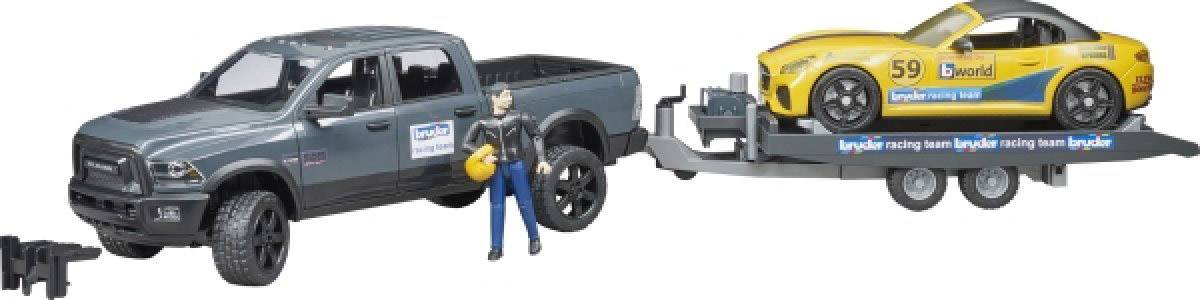 Spielzeugmodell eines grauen Pick-up-Trucks mit Anhänger, der ein gelbes Sportauto transportiert; Fahrerfigur hält Helm.