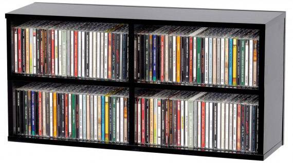 Ein Regal mit vier Fächern, randvoll mit CDs in ihren Hüllen. Die CDs sind dicht aneinander gereiht und zeigen bunte Rückseiten.