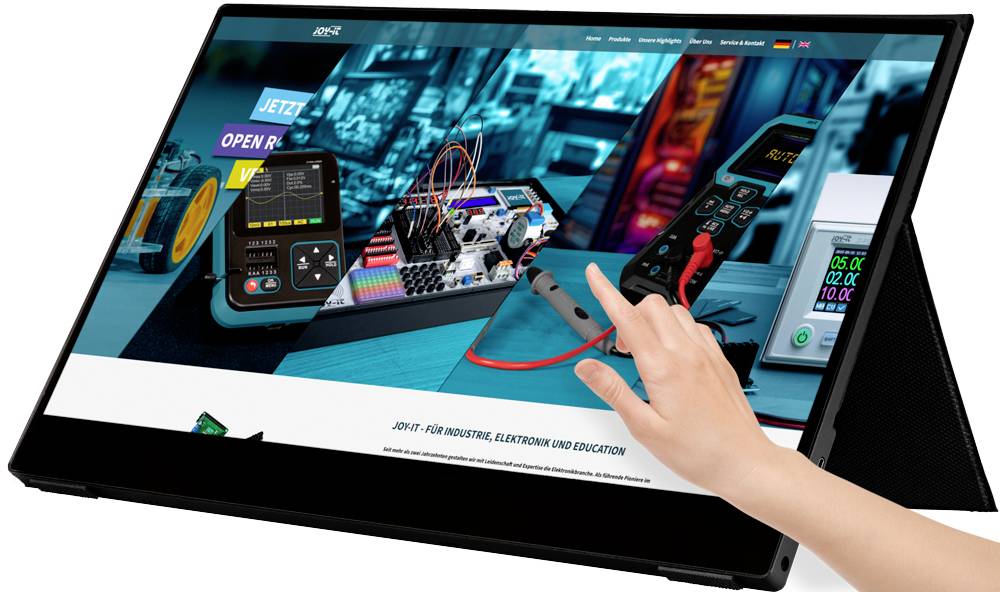 Ein Bildschirm zeigt eine Webseite mit elektronischen Geräten und Messgeräten. Eine Hand interagiert mit dem Touchscreen.
