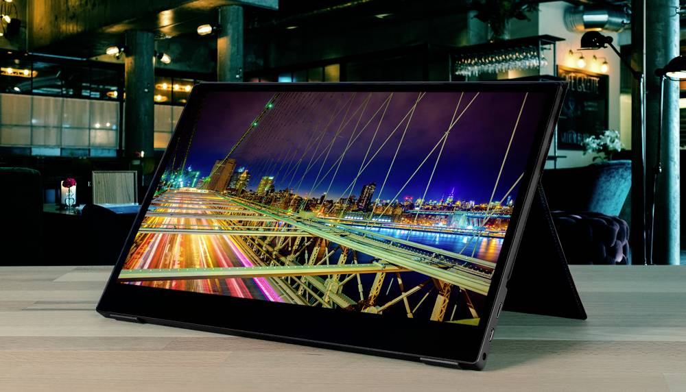 Ein Tablet mit buntem Stadtbildschirm steht auf einem Tisch in einem stilvoll beleuchteten Café oder Restaurant.