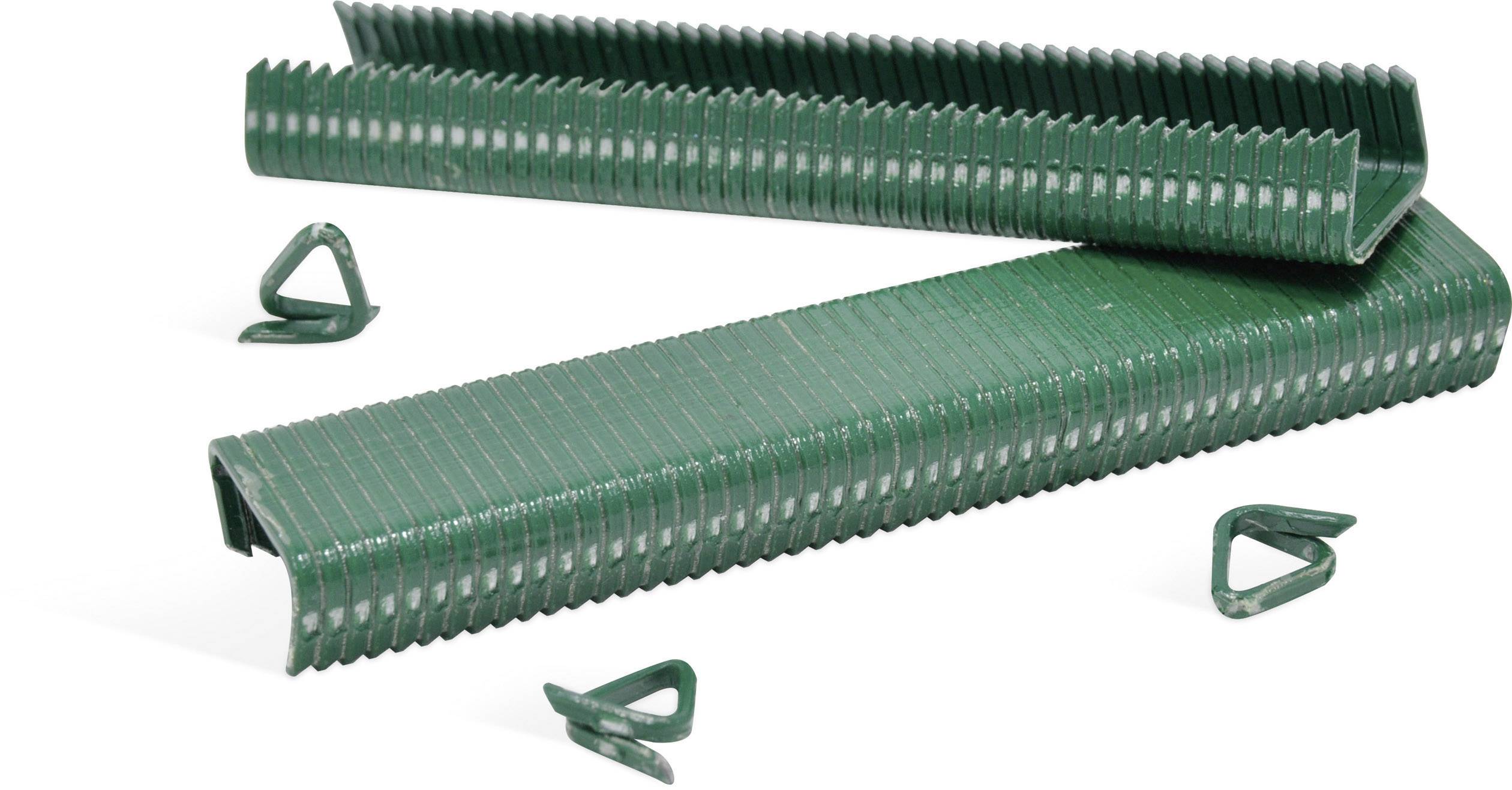 Zwei Stapel grüner, robuster Heftklammern liegen gekreuzt auf weißem Hintergrund. Einige einzelne Klammern sind daneben verstreut.