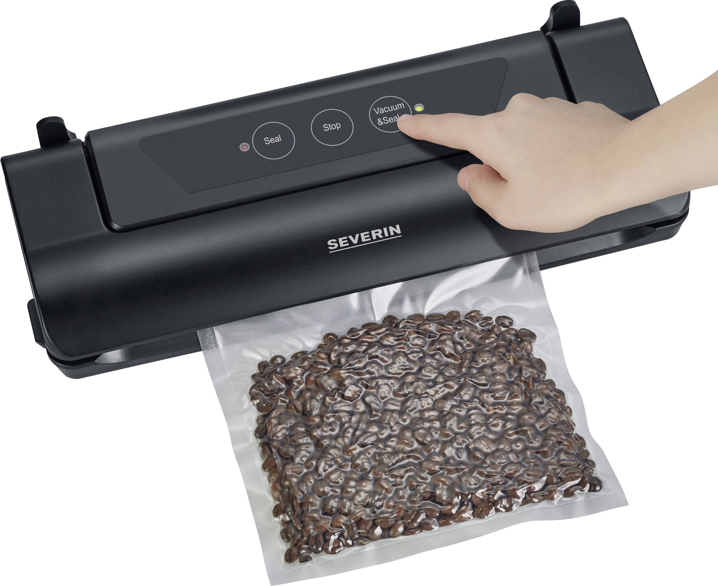 Eine Hand bedient ein Vakuumiergerät, das Kaffeebohnen in einem Plastikbeutel vakuumiert.
