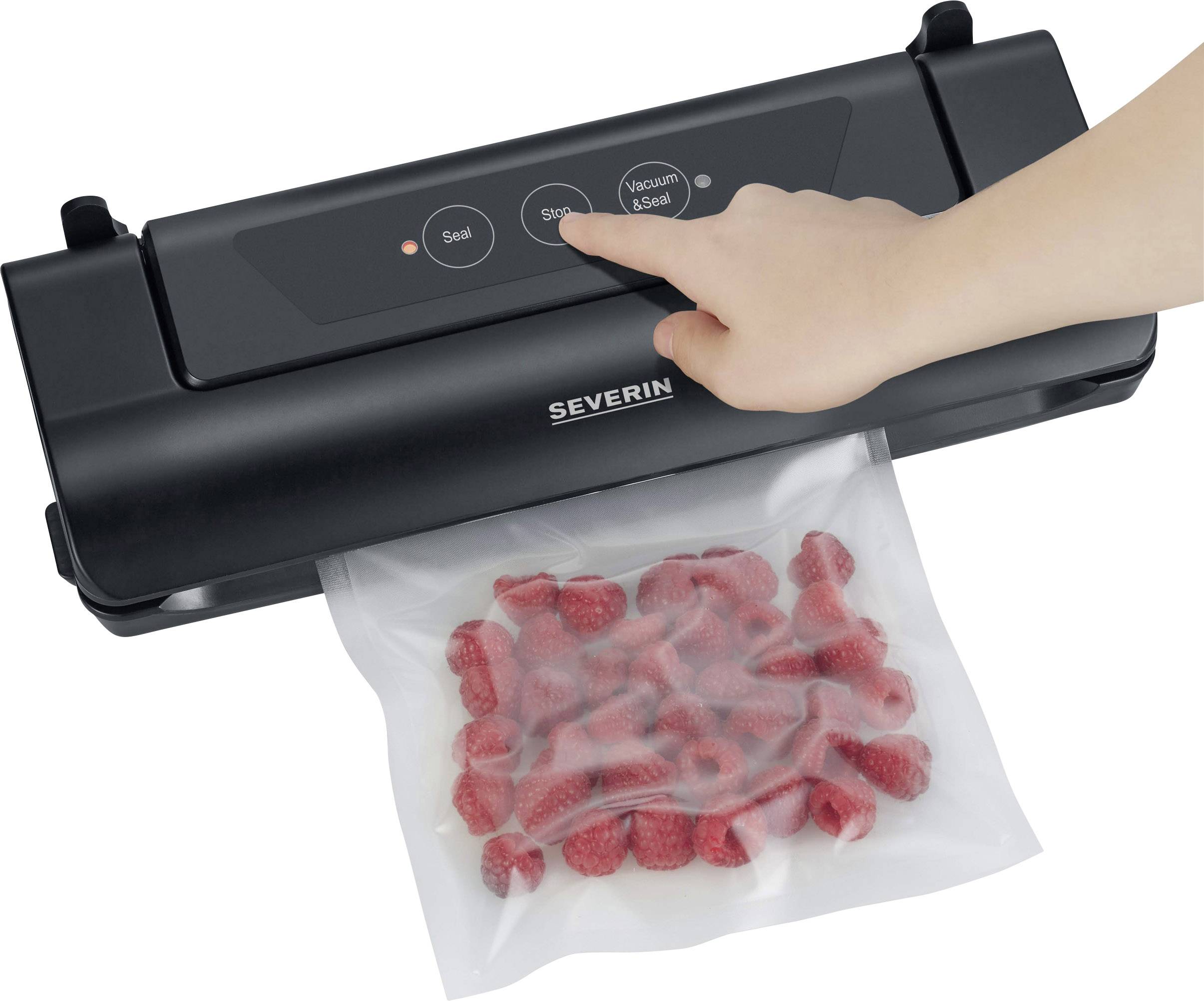 Ein Vakuumierer verschließt rote Beeren in einem Beutel. Eine Hand drückt die Taste 'Seal' auf dem Gerät.