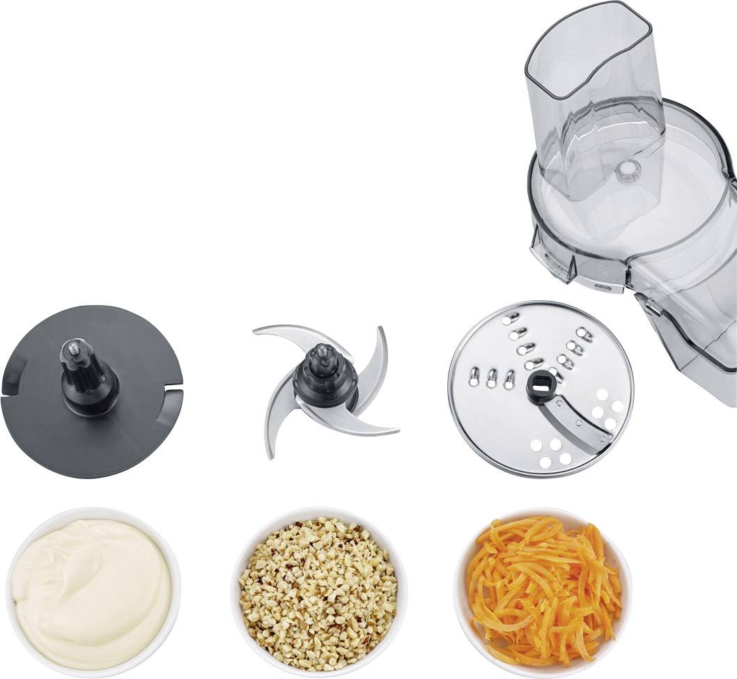 Eine Küchenmaschine mit verschiedenen Aufsätzen: Klinge, Scheibe und eine Schüssel mit geraspelten Karotten, gehackten Nüssen und Mayonnaise.