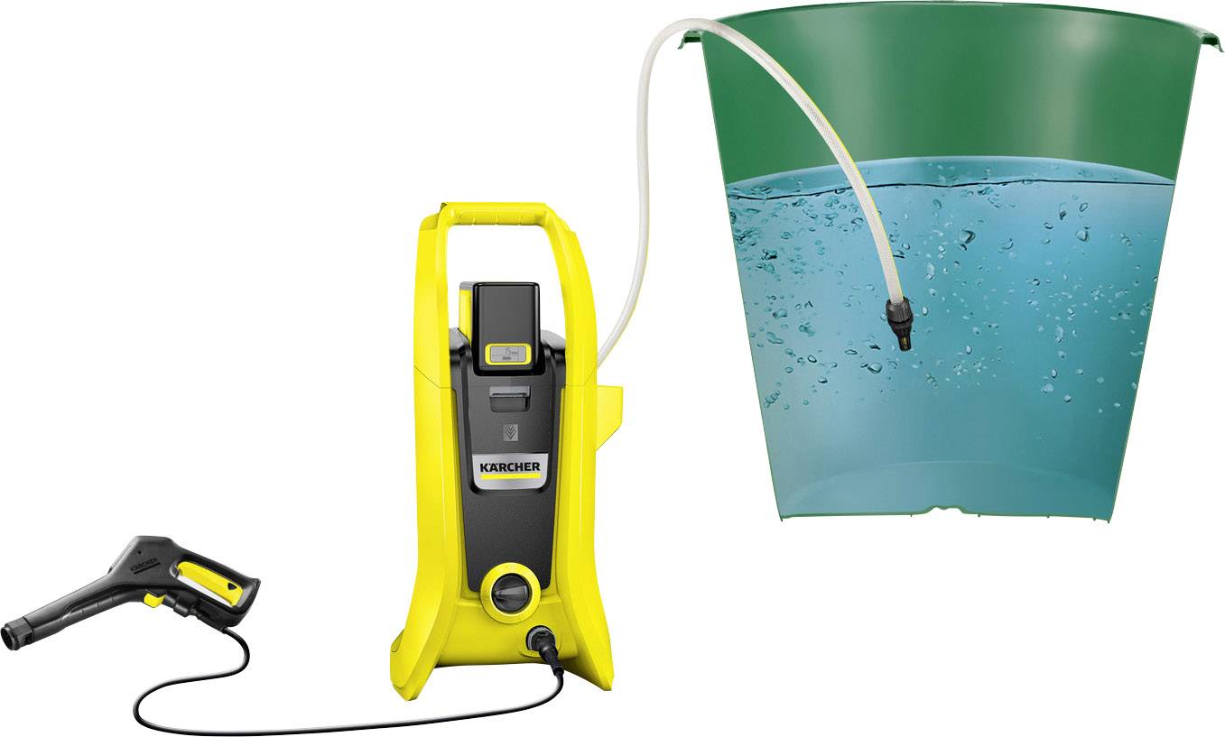 Ein gelber Hochdruckreiniger mit Schlauch ist an einen grünen Eimer mit Wasser angeschlossen, bereit zur Reinigung.