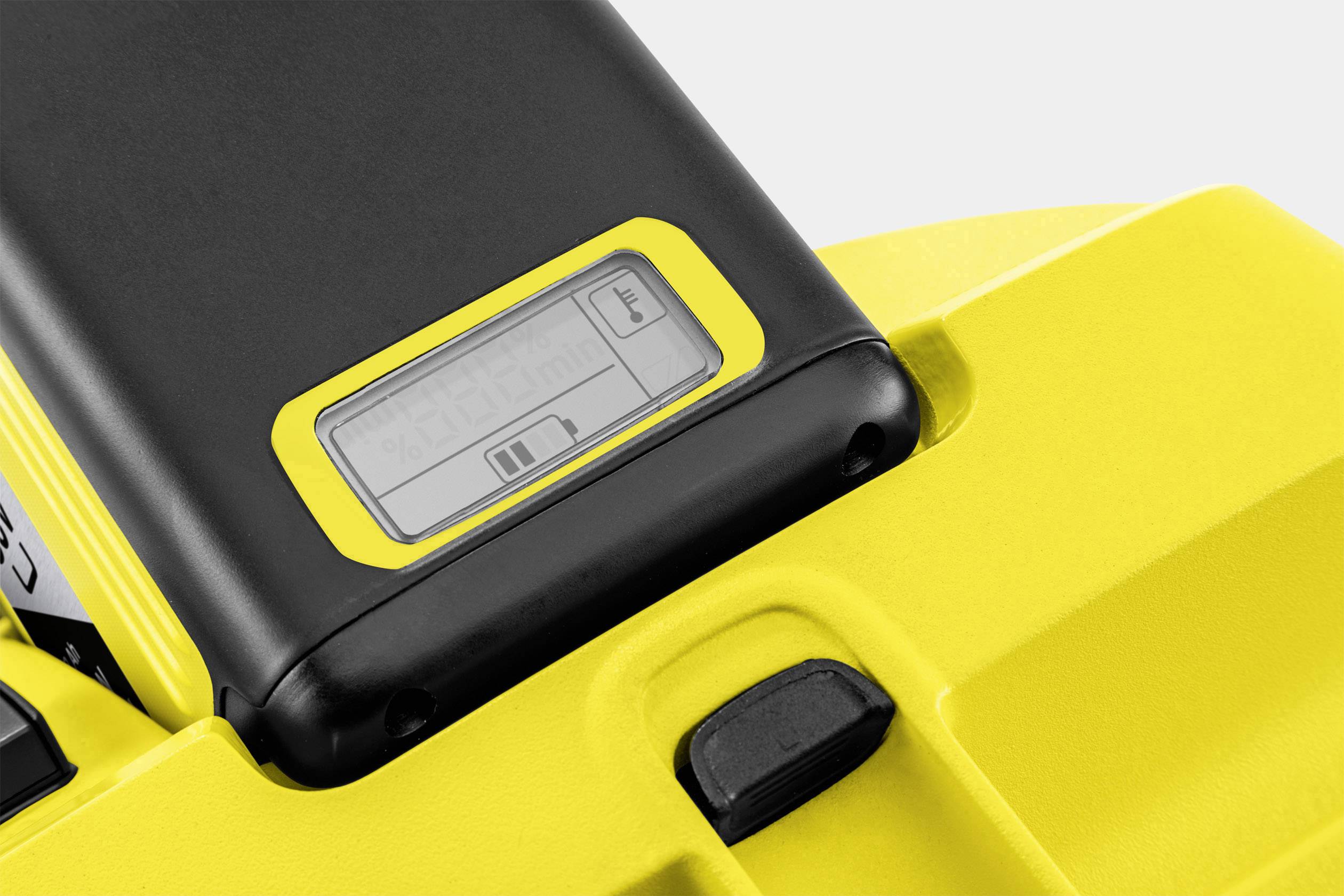 Batteriestandanzeige eines elektrischen Geräts, zeigt fast vollen Ladezustand auf einem gelben Hintergrund.