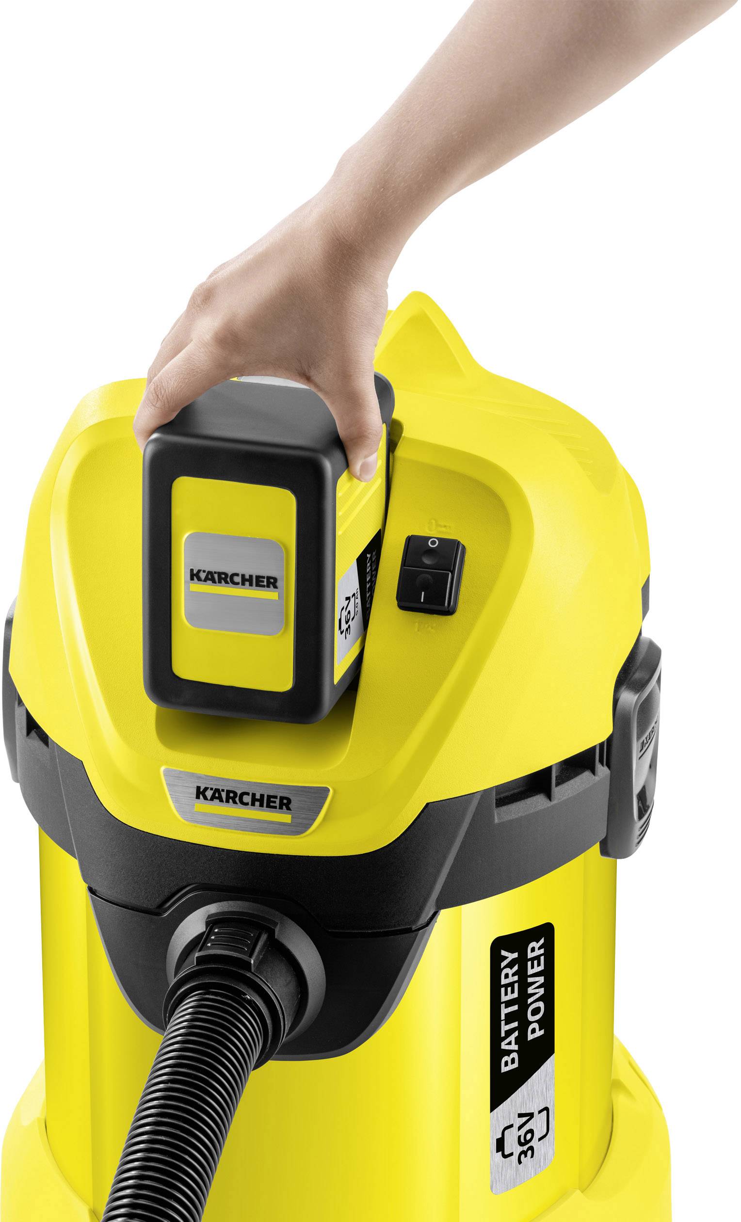 Eine Hand legt einen Akku in einen gelben Kärcher Staubsauger. Der Akku ist als 'Battery Power 36V' gekennzeichnet.