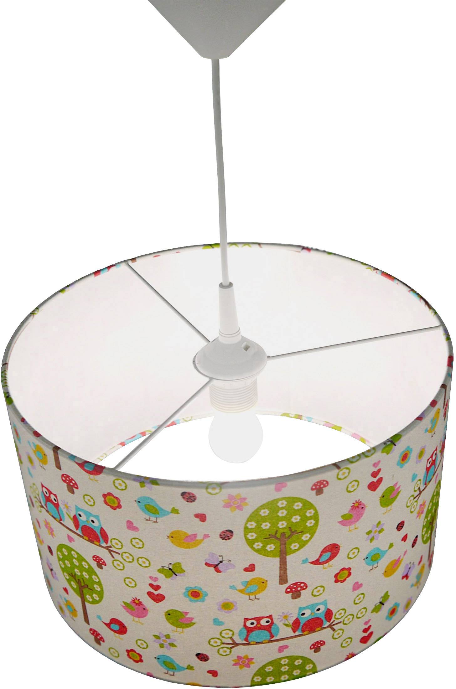 Hängelampe mit buntem Schirm, verziert mit Eulen, Bäumen und Blumen.