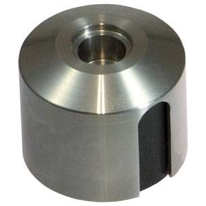 Ein zylindrisches Metallteil mit einer zentralen Bohrung, das mechanisch bearbeitet wirkt. Es hat eine glänzende Oberfläche und eine rechteckige Ausschnittöffnung an der Seite.