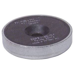 Magnetische Metallscheibe mit einem zentralen Loch, Aufschrift 'DM2-52-07', geeignet für industrielle Befestigungsanwendungen.