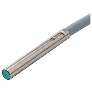 Metallsensor mit rotem Kopf und grauem Kabel, verwendet für die Erkennung in industriellen Anwendungen. Achten auf die richtige Installation.