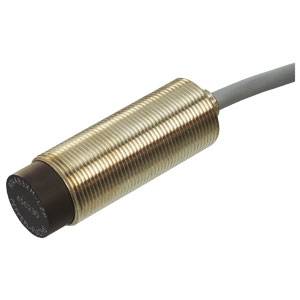 Metallsensor mit Kabel. Zylindrisches Gehäuse, gerippt für besseren Halt. Wird in automatisierten Systemen zur Objekterkennung verwendet.