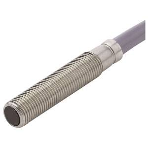 Ein zylindrischer Näherungssensor mit Metallgehäuse und glatter, dunkler Spitze. Ein Kabel erstreckt sich vom anderen Ende.