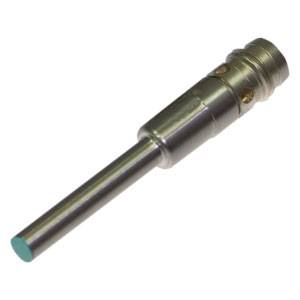 Metallischer Stiftstecker, zylindrische Form, mit grünem Ende. Verwendet in elektrischen Verbindungen und elektronischen Geräten.