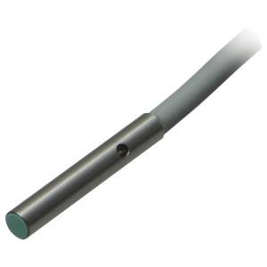 Ein zylindrischer Näherungssensor mit Metallgehäuse und grauem Kabelanschluss, verwendet in automatengetriebenen Systemen zur Abstandserkennung.