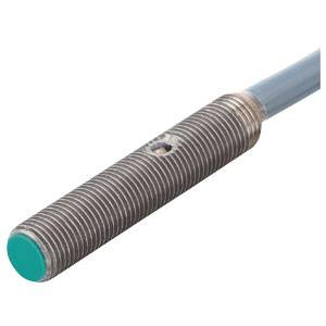 Zylindrischer Sensor mit gerippter Oberfläche und grünem Sensorbereich an der Spitze, verbunden über ein Kabel.
