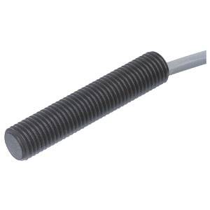 Ein zylindrischer, gerippter Induktivsensor mit Kabel.