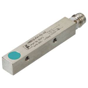 Metallischer rechteckiger Sensor mit grüner Markierung und Anschlüssen, möglicherweise zur Erfassung von Position oder Bewegung in industriellen Anwendungen.