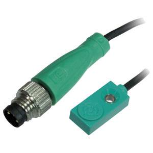 Grüner Sensorkabelstecker neben einem rechteckigen, grünen Näherungssensor auf weißem Hintergrund.