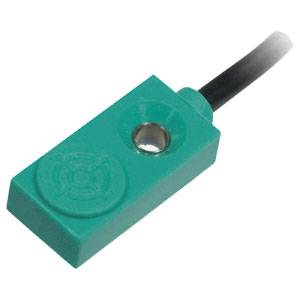 Ein rechteckiger, grüner Näherungssensor mit schwarzem Kabel.