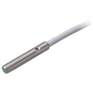 Zylinderförmiger Metall-Sensor mit grüner Spitze, an ein weißes Kabel angeschlossen.