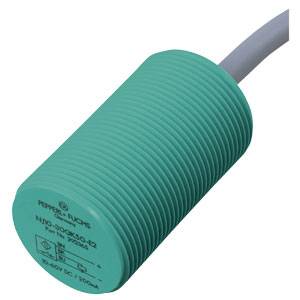 Ein zylindrischer, grüner Sensor mit Kabel, gekennzeichnet mit 'Pepperl+Fuchs N10-30GK250-E2', Spannung 10-30V DC/125mA.