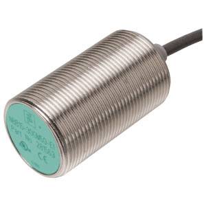 Zylindrischer Näherungssensor mit Metallgehäuse und grüner Stirnfläche, Anschlusskabel oben. Ideal zur berührungslosen Objekterkennung.