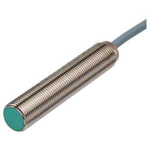 Zylindrischer Näherungssensor mit gerilltem Metallgehäuse und Kabelanschluss, üblicherweise zur Erfassung von Objekten in Maschinenbau.
