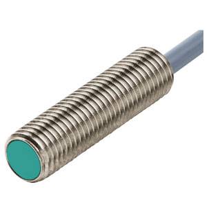 Zylindrischer, metallischer, induktiver Näherungssensor mit grünem Erfassungsbereich und blauem Kabel für industrielle Anwendungen.