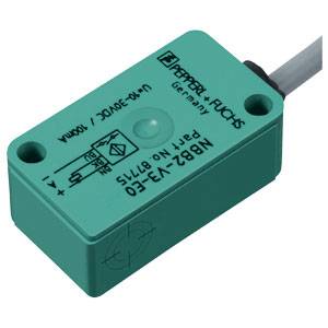 Ein rechteckiger, grüner kapazitiver Sensor von Pepperl+Fuchs, Modell NBB2-V3-E0, zur Erkennung von Objekten ohne Kontakt.