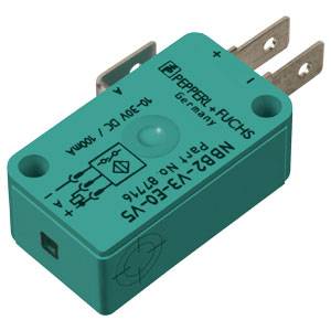 Ein rechteckiger, grüner Näherungsschalter von Pepperl+Fuchs mit Produktnummer NBB2-V3-E0-V1.