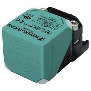 'Ein quadratischer Sensor mit grüner Abdeckung und metallischen Anschlüssen, von Pepperl+Fuchs. Modellnummer 'NBN30-L2M'.'