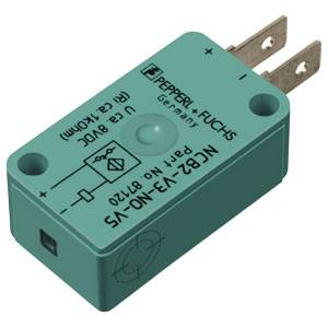 Ein rechteckiges, grünes Elektronikmodul mit dem Label 'Pepperl+Fuchs' auf der Oberfläche, zeigt elektrische Spezifikationen und Anschlüsse.