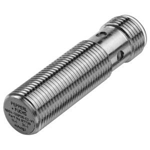 Ein zylindrischer, metallischer Näherungssensor von Pepperl+Fuchs mit Gewinde und seitlicher Nut, geeignet für industrielle Anwendungen.