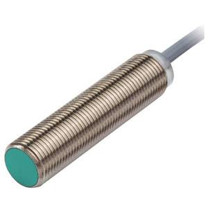 Ein zylindrischer, metallischer Näherungssensor mit grünem Kunststoffkopf und grauem Anschlusskabel, geeignet für industrielle Anwendungen.