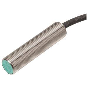 Zylindrischer, metallischer Sensor mit Kabel, vermutlich ein induktiver Näherungssensor, der zur Objekterkennung verwendet wird.
