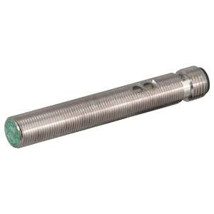 Ein zylindrischer, metallischer Näherungssensor mit geriffeltem Gehäuse und grünem Sensorspitze. Geeignet für industrielle Anwendungen.