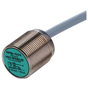 Sensor mit Metallgehäuse und Kabel; Label zeigt 'Pepperl+Fuchs', Modell 'NBB8-18GM50-E2', Spannung '10-30VDC'.