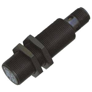 Ein schwarzer zylindrischer Sensor mit geripptem Gehäuse und zwei Muttern zur Befestigung. Die Vorderseite zeigt einige eingeprägte Symbole.