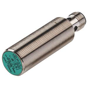 Zylindrischer Näherungssensor mit geripptem Metallgehäuse und grünem Kopf. Wird zur Erkennung von Objekten ohne direkten Kontakt verwendet.
