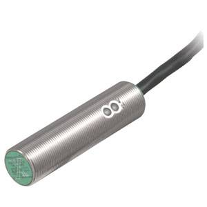 Zylindrischer Näherungssensor mit Metallgehäuse und Kabelanschluss, geeignet für verschiedene Automatisierungsanwendungen.