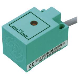 Ein quadratischer, grüner induktiver Sensor mit Kabel, Modell 'Pepperl+Fuchs', CE-gekennzeichnet, auf weißem Hintergrund.