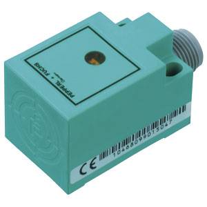 Ein rechteckiger grüner Sensor mit CE-Kennzeichnung und einem kleinen runden Fenster oben, womöglich zur Maschinensteuerung.