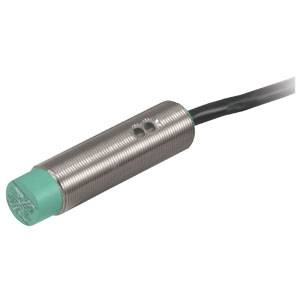 Metallischer zylindrischer Sensor mit grünem Kopf und schwarzem Kabel, verwendet zur Erkennung von Objekten oder Positionen.